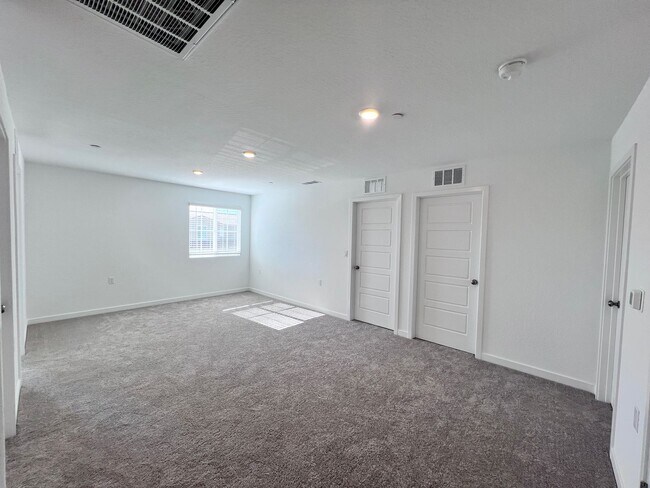 Building Photo - $2,950 Ashlan & Highland - Clovis 4 Bedroo...