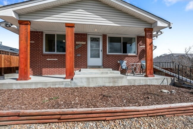 Building Photo - Gorgeous Furnished Two Bedroom in Sloans L...