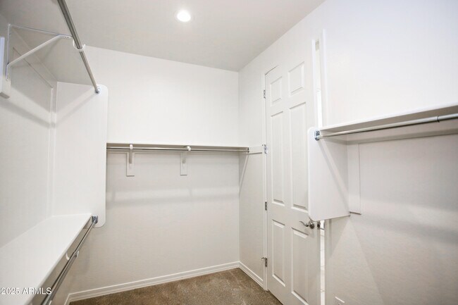 Building Photo - 935 W Finch Dr