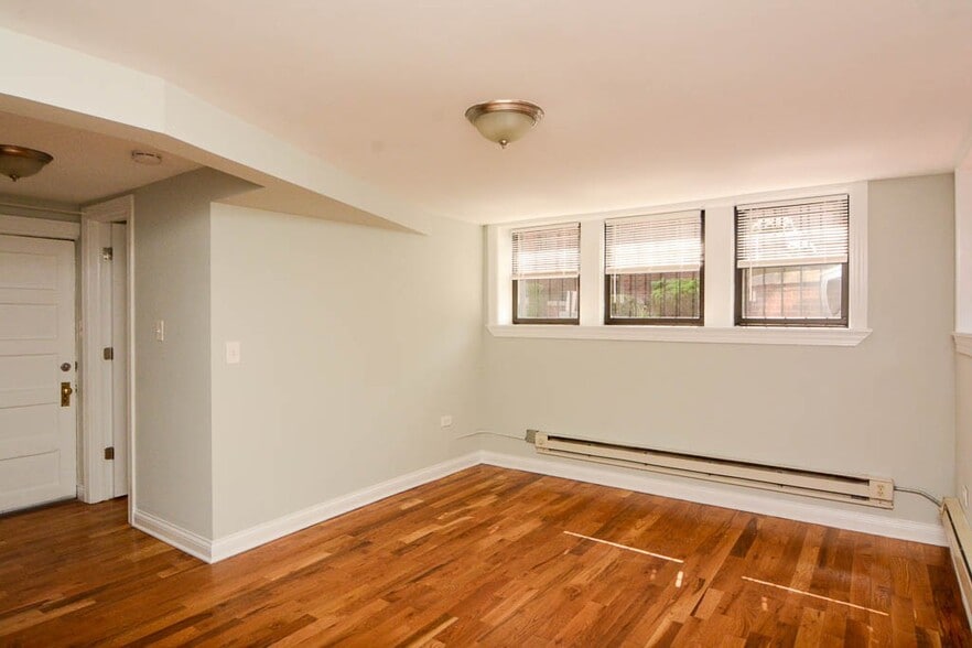 Building Photo - 4242 N Wolcott Ave