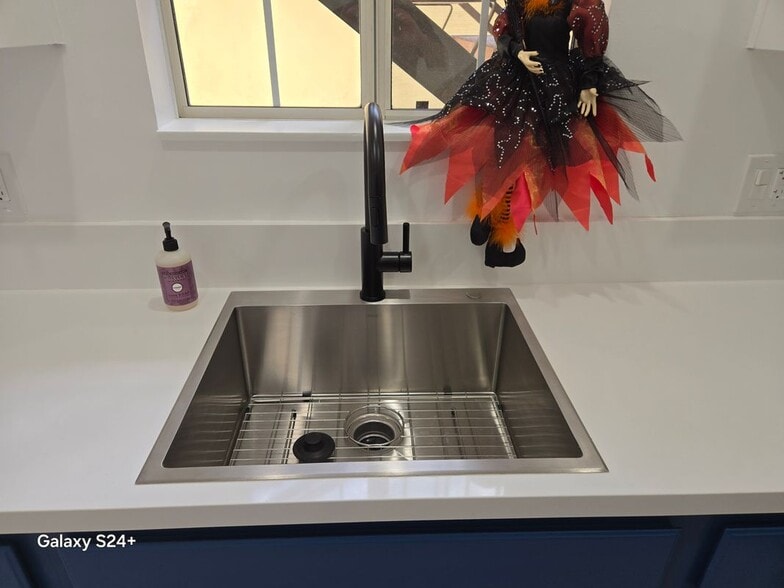 Building Photo - 1570 N Verdugo Rd