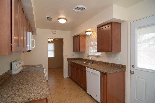 Building Photo - Remodeled 3 Bedroom 1 Bath House! Central ...