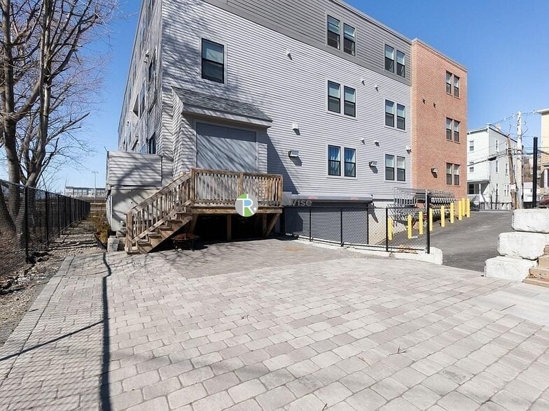 Building Photo - 16 Boardman St