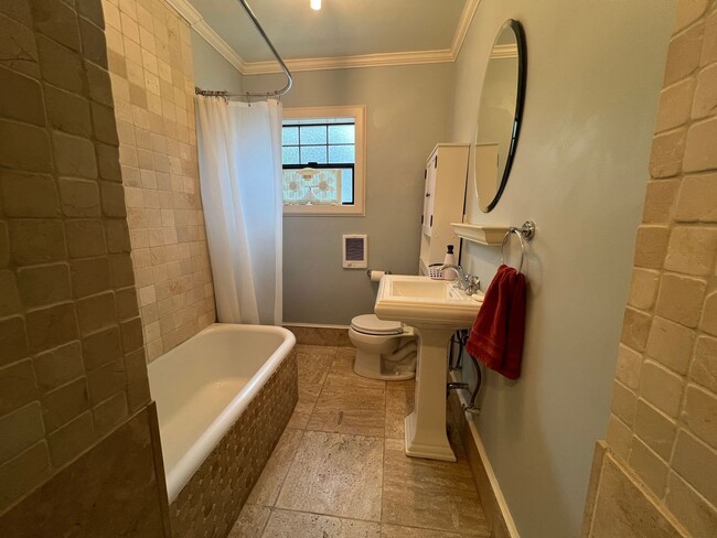 Building Photo - New Pricing! Charming Studio in Highly Des...