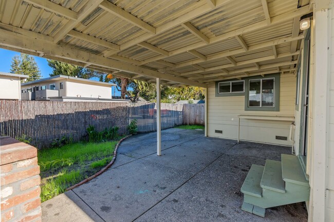 Building Photo - Welcoming 3-Bedroom, 1-Bath Single-Family Home