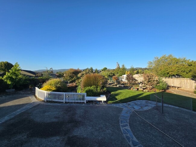 Building Photo - Stunning 4BR/2BA Fortuna home in quiet nei...