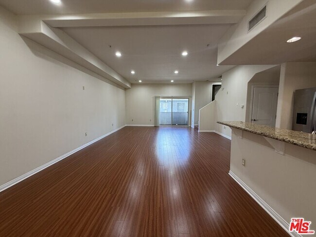 Building Photo - 15024 Magnolia Blvd