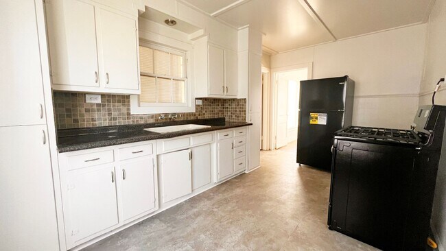 Building Photo - Updated and ready for move in immediately!