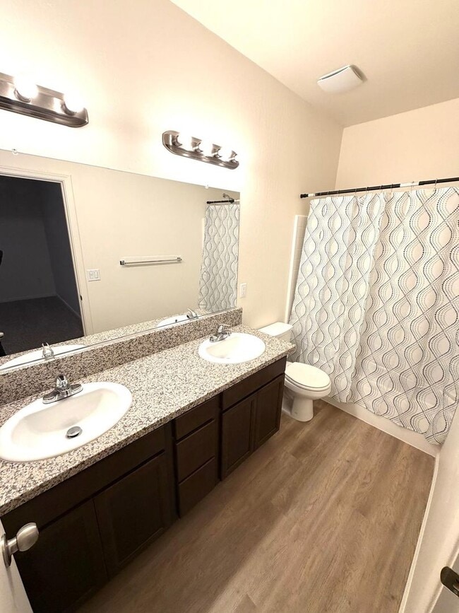 Building Photo - Make yourself at home in this delightful Delano single-family residence!