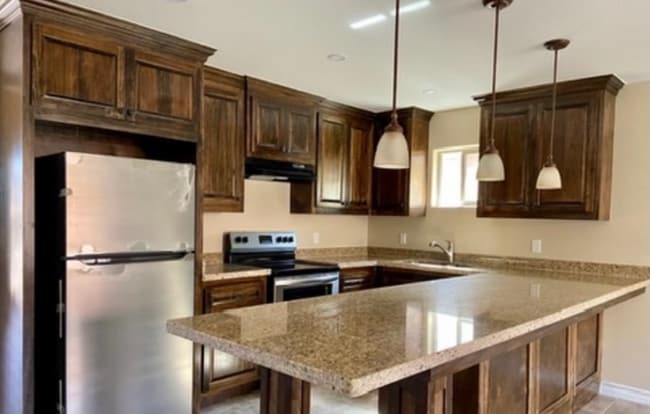 Building Photo - 2021 Treasure Oaks Dr