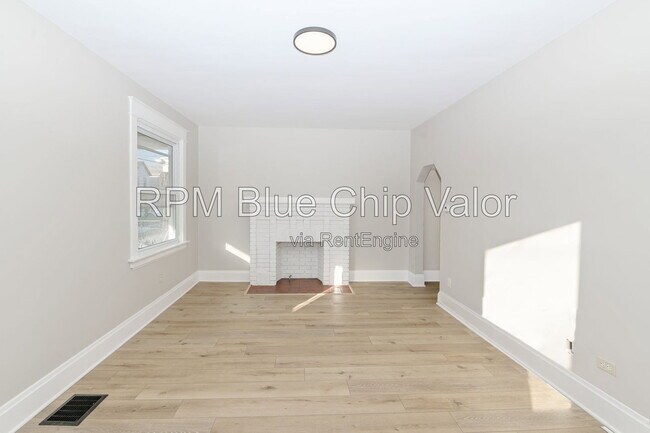 Building Photo - 5214 Warren Ave