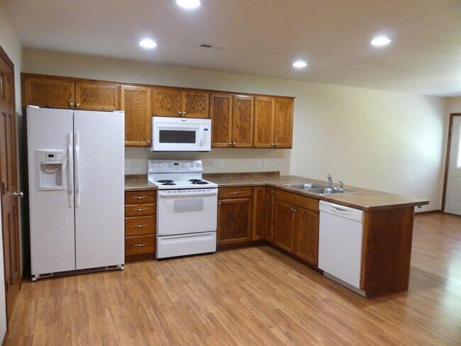 Building Photo - Ideal Twinhomes