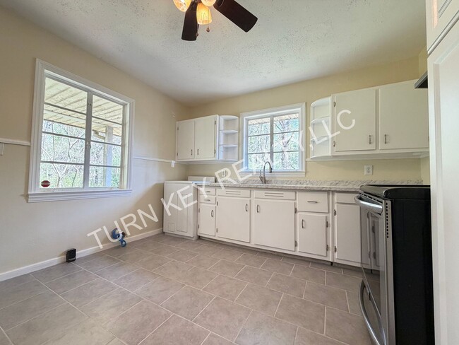 Building Photo - Home for Rent In Adamsville