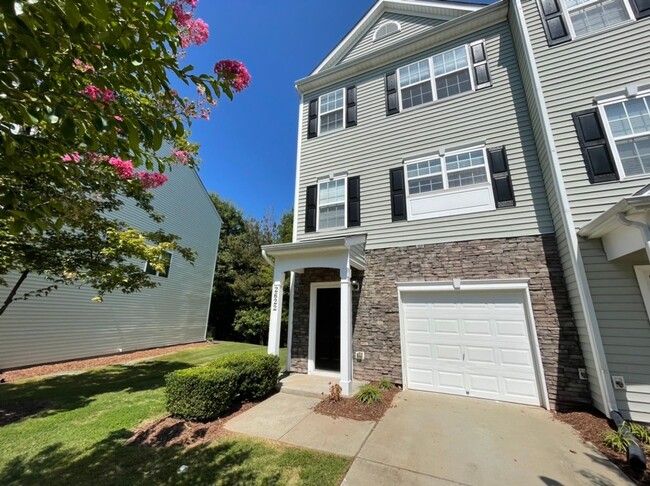 Building Photo - Beautiful 3 Bedroom End-Unit Townhouse