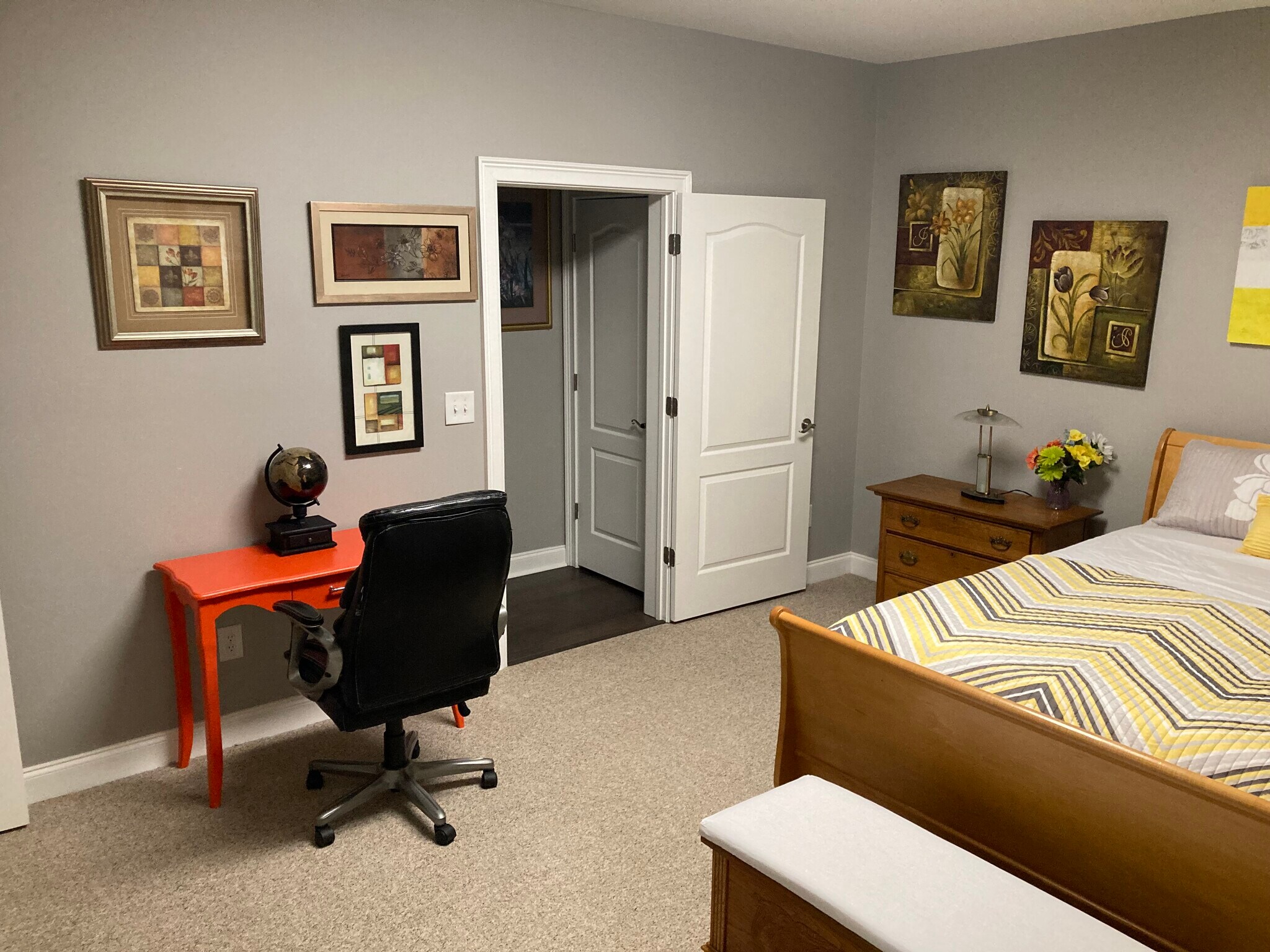 Full bedroom 2 with desk. - 5516 Ridgemoor Dr