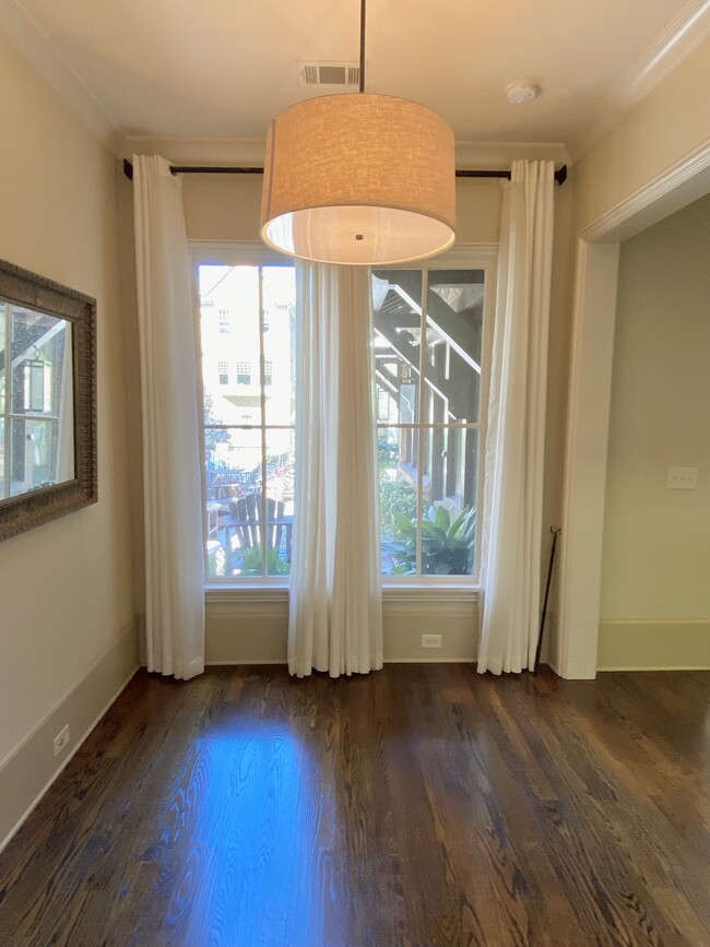 Building Photo - 975 N Ormewood Park Dr SE