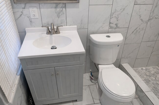 Building Photo - 1725 Monument St