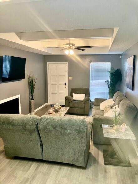 Building Photo - 2631 Manchester Dr