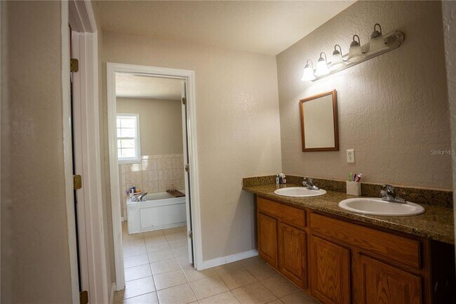 Building Photo - 1159 SW Valencia Heights Ave