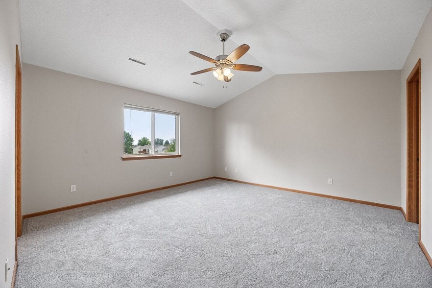 Building Photo - 533 E Goldfinch Dr