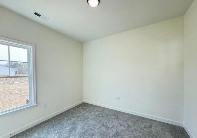 Building Photo - 106 E Sillinger Dr