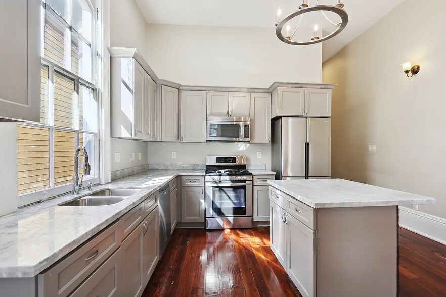 Building Photo - 2823 Baronne St
