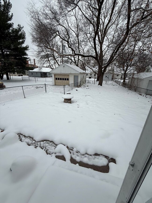 Building Photo - 4 Bedroom / 1 Bathroom House