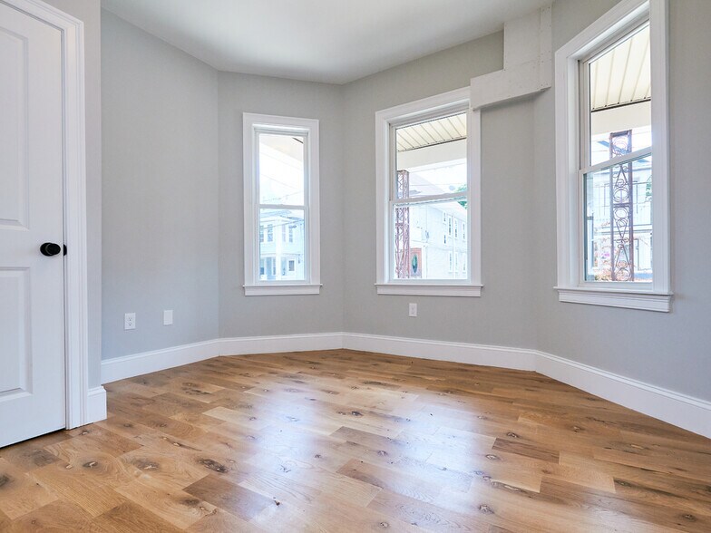 Building Photo - 1114 Saratoga St