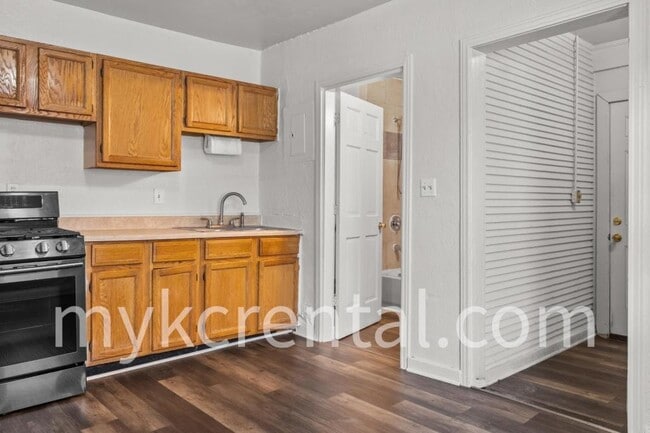 Building Photo - 1131 Hasbrook Ave