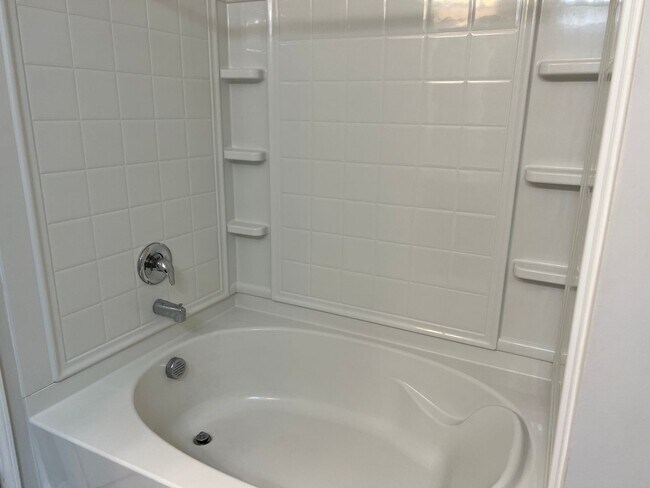 Building Photo - 3 Bedroom Townhome
