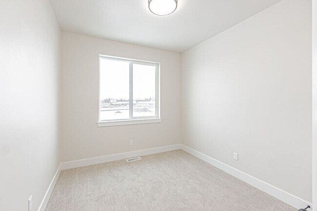 Building Photo - END UNIT - BRAND NEW TOWNHOME IN SUGAR CITY 3 BED 2.5 BATH AND 2 STALL GARAGE.