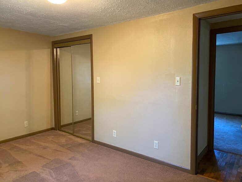 Building Photo - 208 E Maiden Ln