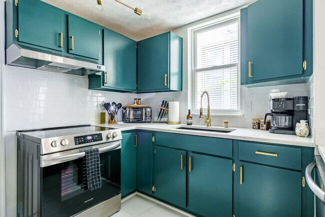 Building Photo - 33 Lundy St