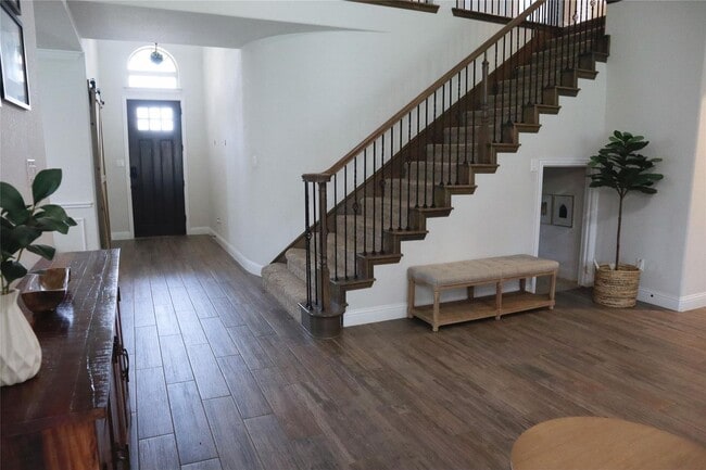 Building Photo - Room to S P R E A D out!