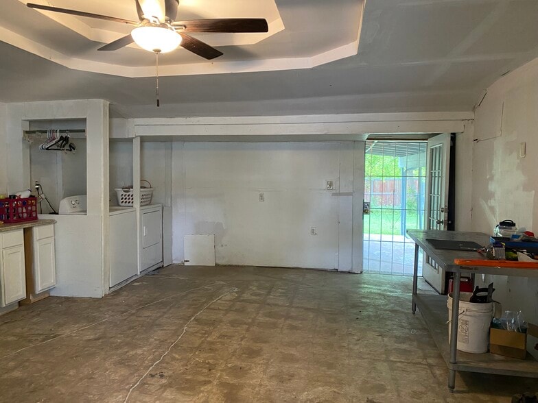 Large laundry & storage room - 166 Carousel