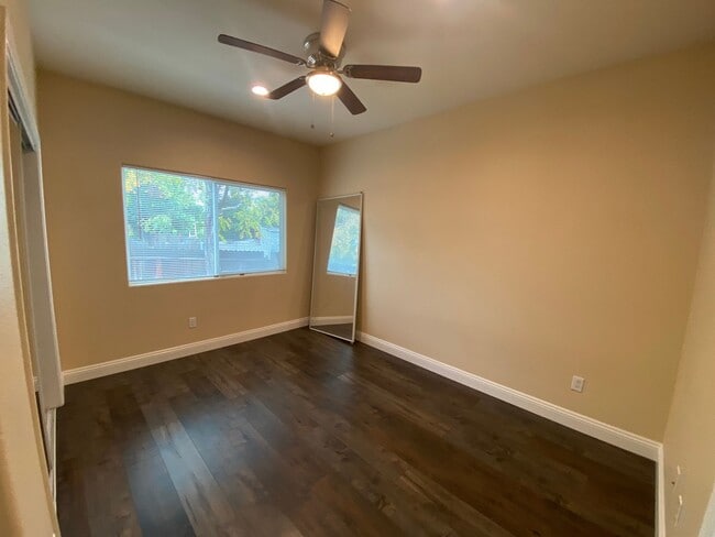 Building Photo - Spacious Corner Unit