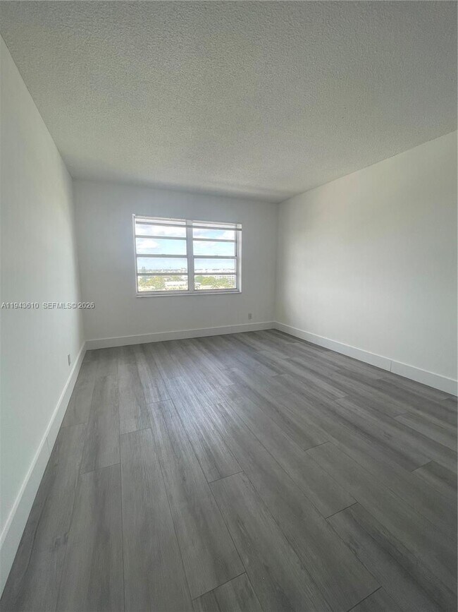 Building Photo - 900 NE 18th Ave