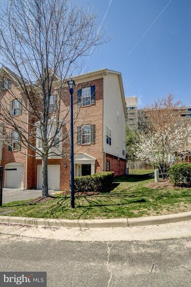 Building Photo - 401 Ashford Ln