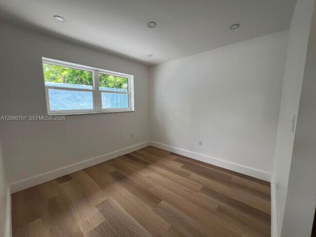 Building Photo - 1239 SW 22nd Ave