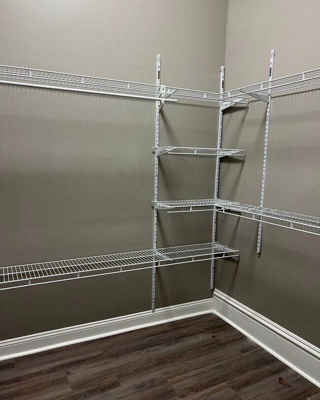 Building Photo - Large one bedroom one bath upstairs apartment