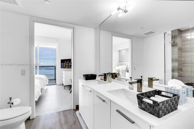 Building Photo - 1300 Brickell Bay Dr