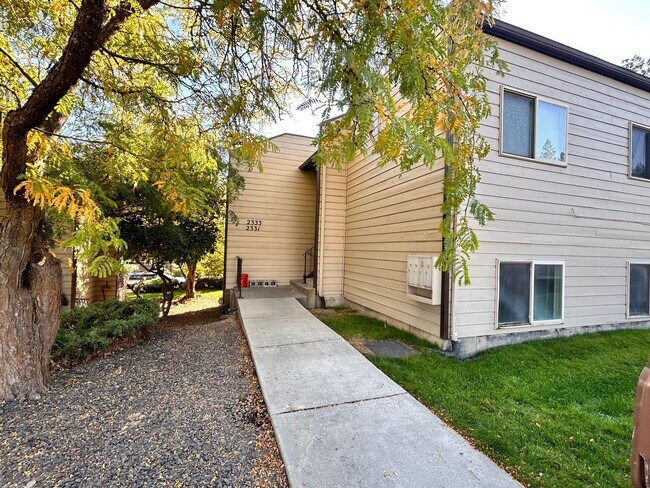 Building Photo - Spacious 2 Bed, 1 Bath on South Hill!