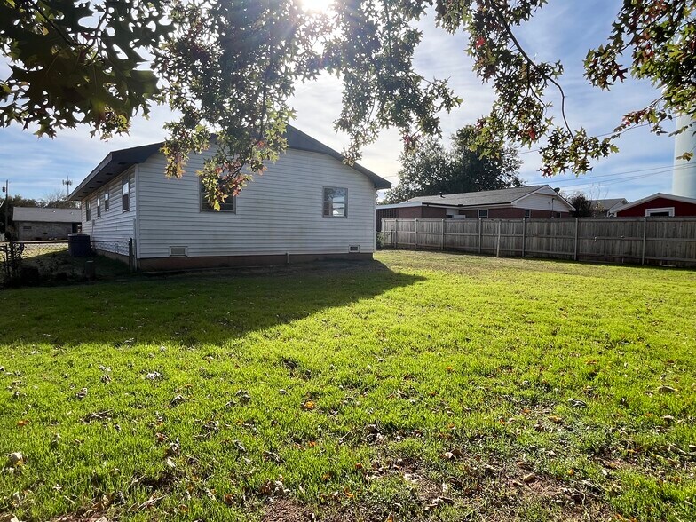 Building Photo - 1618 E 3rd Ave