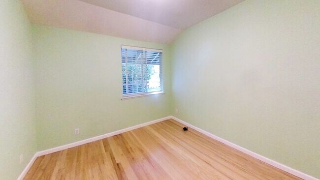 Building Photo - 1305 Antwerp Ln
