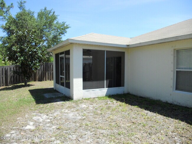 Building Photo - 540 Benton Dr