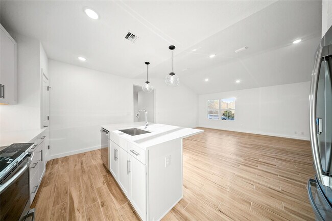 Building Photo - 1689 SW Abingdon Ave