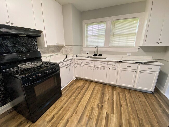 Building Photo - 2-Bedroom House with Bonus Space Near Down...