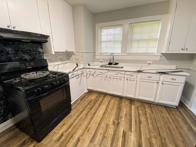 Building Photo - 2-Bedroom House with Bonus Space Near Downtown Lake Charles
