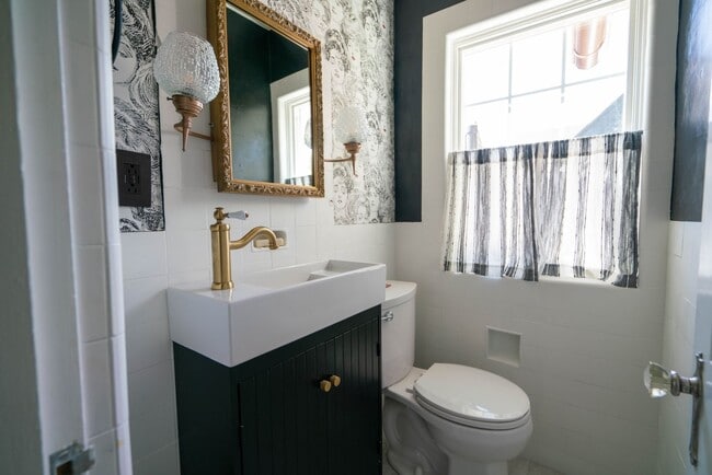 Building Photo - Charming 4 Bed, 2/5 Bath East Bench House