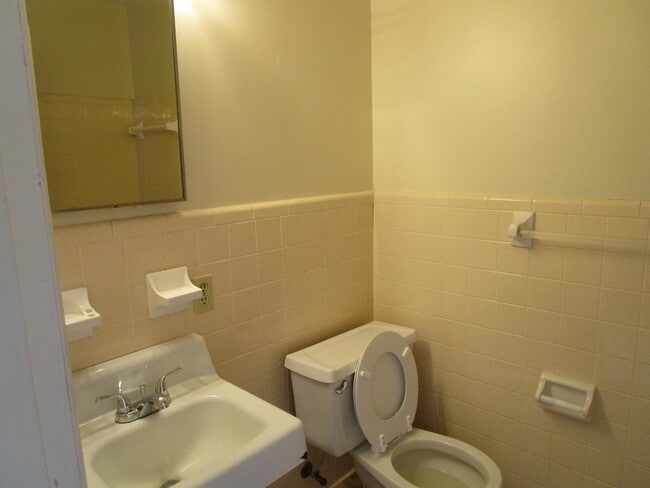 Building Photo - 111 Willow Dr